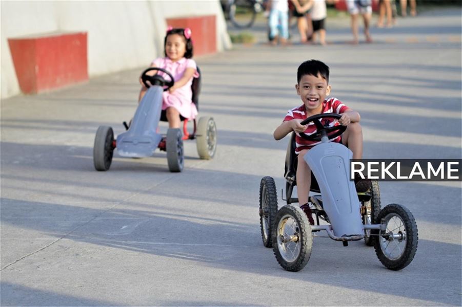 Gør sommeren sjovere med legetøj og gokarts til dit barn