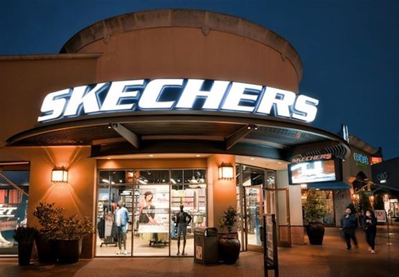 Transporter dine fødder trygt og tørt med vandtætte sko fra Skechers